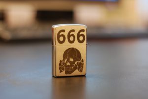 Лазерная гравировка на зажигалке